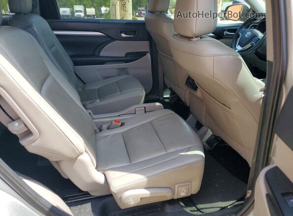 5TDKZRFH4KS550625 2019 TOYOTA HIGHLANDER Silver Вид задньої частини салону