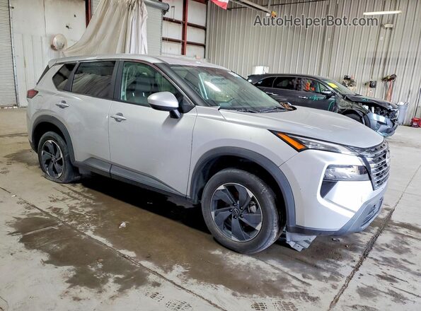 5N1BT3BB2RC692026 2024 NISSAN ROGUE Серебряный Вид спереди