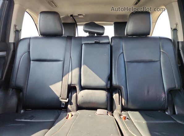 5TDJZRFH9JS847559 2018 TOYOTA HIGHLANDER Burgundy Rear interior view