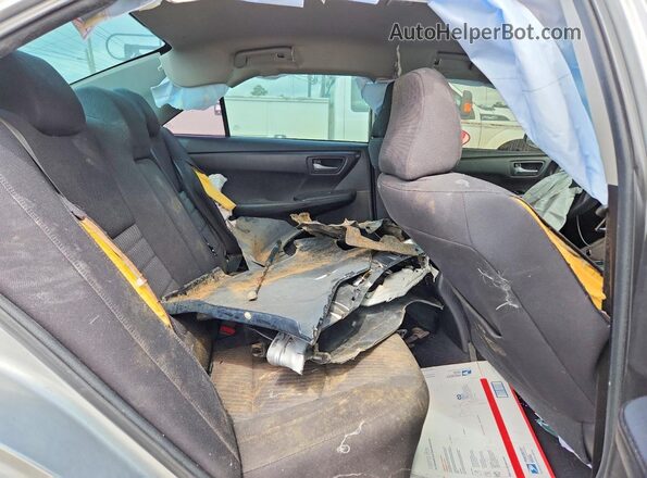 4T1BF1FK9HU384866 2017 TOYOTA CAMRY Серебряный Вид задней части салона