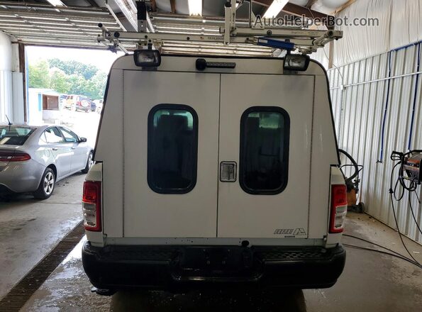 3C6UR5HJ3KG604147 2019 RAM 2500 White Front interior view