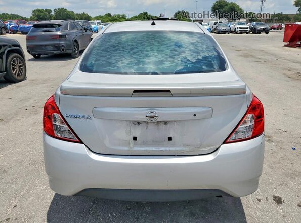3N1CN7APXJL824887 2018 NISSAN VERSA Silver Front interior view