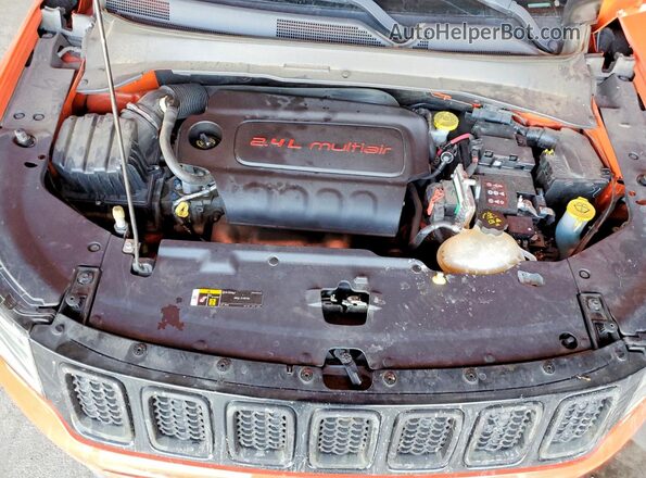 3C4NJCAB0JT123581 2018 JEEP COMPASS Orange Rear interior view
