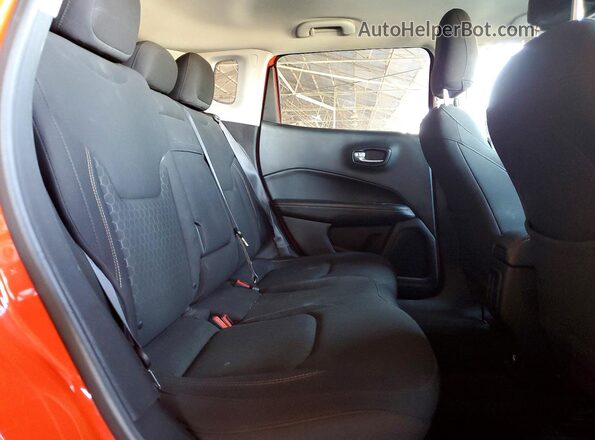 3C4NJCAB0JT123581 2018 JEEP COMPASS Orange Rear seats view