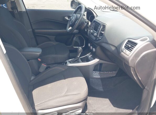 3C4NJCAB2JT374392 2018 JEEP COMPASS White Front interior view