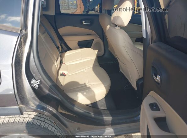 3C4NJCAB2JT405608 2018 JEEP COMPASS Gray Widok naklejki z numerem VIN