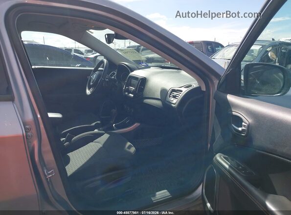 3C4NJCAB3JT255167 2018 JEEP COMPASS Pewter Widok wnętrza z przodu