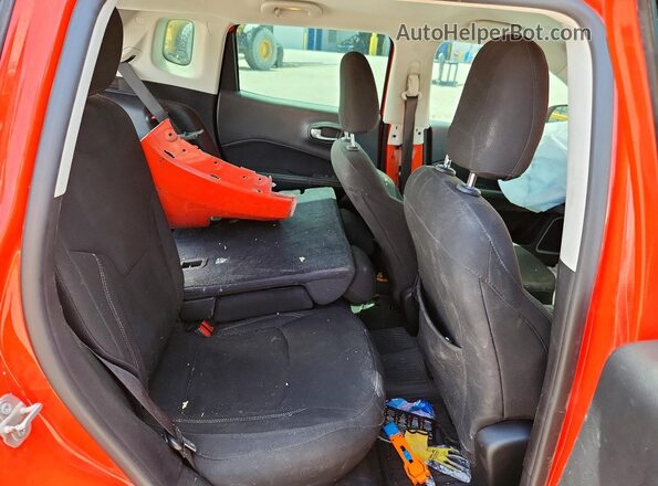 3C4NJCAB5MT576972 2021 JEEP COMPASS Orange Vista de los asientos traseros