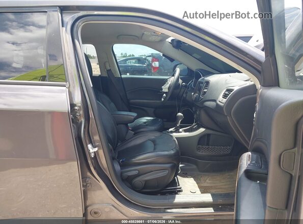 3C4NJCAB6JT272240 2018 JEEP COMPASS Gray Вид салону спереду