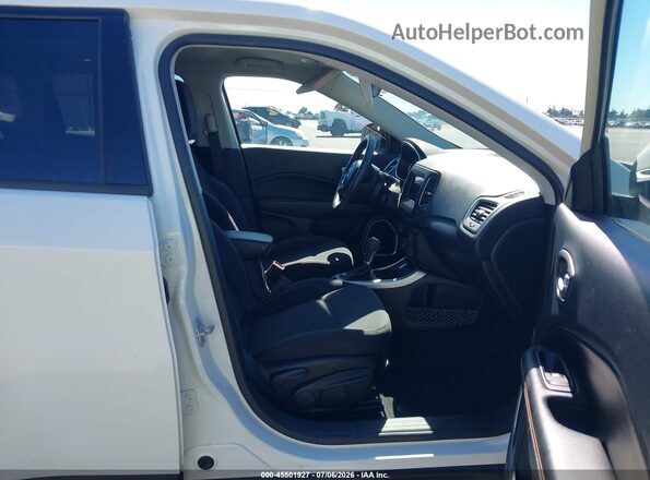 3C4NJCAB8JT212895 2018 JEEP COMPASS Белый Вид салона спереди