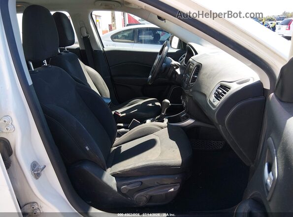 3C4NJCAB8JT328467 2018 JEEP COMPASS Белый Вид салона спереди