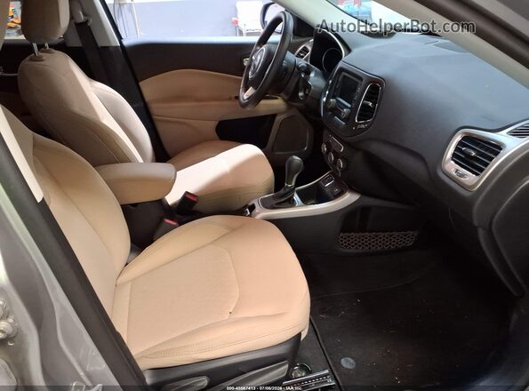 3C4NJCAB8JT357841 2018 JEEP COMPASS Серебряный Вид салона спереди