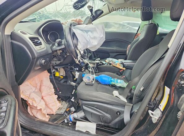 3C4NJCABXJT133695 2018 JEEP COMPASS Black Front interior view