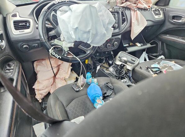 3C4NJCABXJT133695 2018 JEEP COMPASS Black Dashboard view