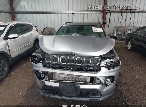 3C4NJCBB0NT218565 2022 JEEP COMPASS Silver Widok z przodu