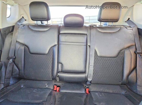 3C4NJCBB3JT134282 2018 JEEP COMPASS White Rear seats view
