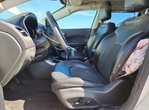 3C4NJCBB3JT134282 2018 JEEP COMPASS White Front interior view