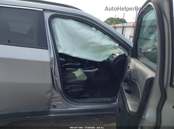 3C4NJCBB3LT258927 2020 JEEP COMPASS Серебряный Вид салона спереди