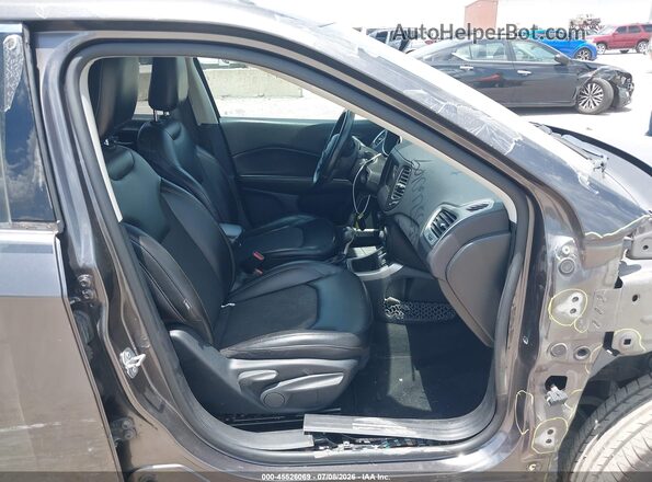 3C4NJCBB5JT228874 2018 JEEP COMPASS Gray Widok wnętrza z przodu