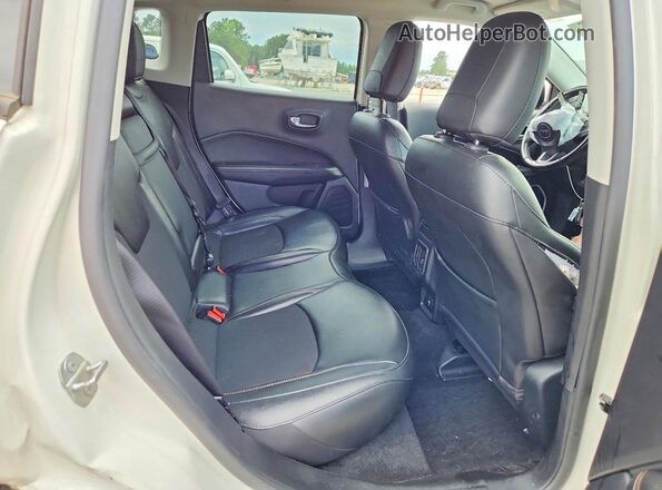 3C4NJCBB5LT133850 2020 JEEP COMPASS White Widok wnętrza z tyłu