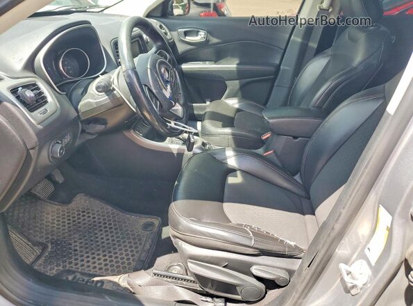 3C4NJCBB6JT328501 2018 JEEP COMPASS Silver Widok wnętrza z przodu