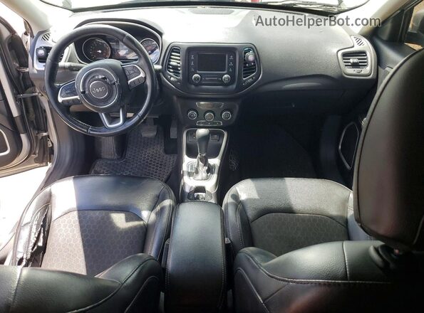 3C4NJCBB6JT328501 2018 JEEP COMPASS Silver Widok deski rozdzielczej