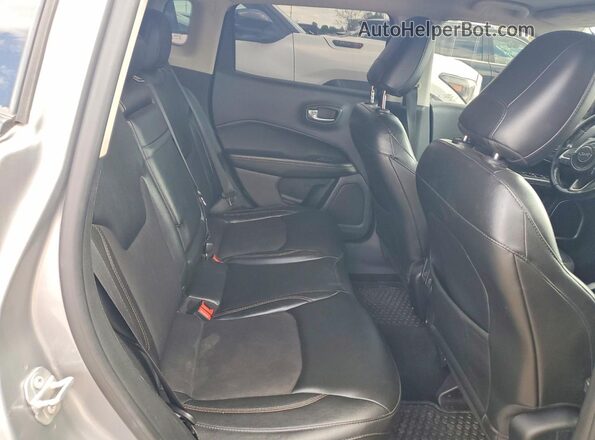 3C4NJCBB6JT328501 2018 JEEP COMPASS Silver Widok wnętrza z tyłu