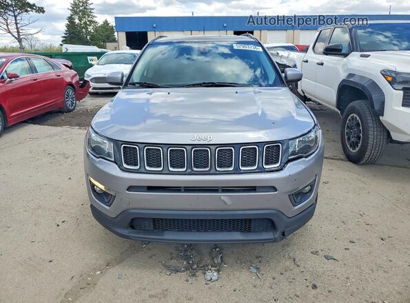 3C4NJCBB6JT328501 2018 JEEP COMPASS Silver Widok z przodu