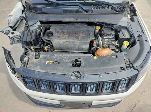 3C4NJCBB6JT361546 2018 JEEP COMPASS White Widok wnętrza z tyłu