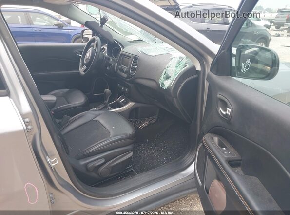 3C4NJCBB7JT410849 2018 JEEP COMPASS Silver წინა სალონის ხედი