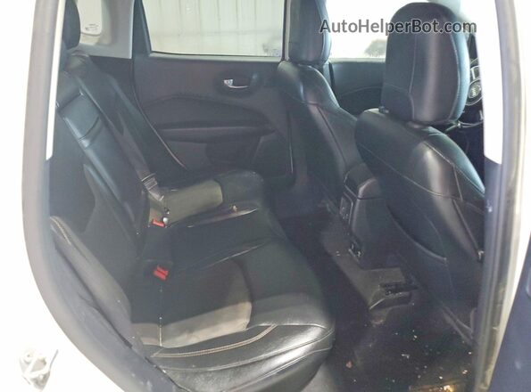 3C4NJCBB8JT194526 2018 JEEP COMPASS White Widok tylnych siedzeń