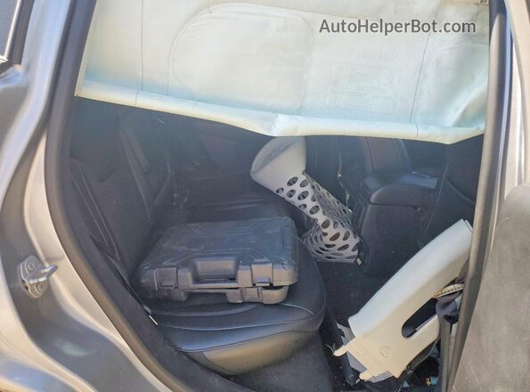 3C4NJCBB8JT293167 2018 JEEP COMPASS Silver Вид задньої частини салону