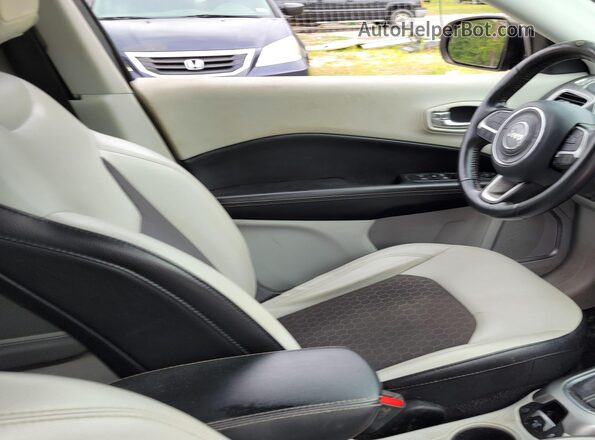 3C4NJCBB8KT636593 2019 JEEP COMPASS Silver Front interior view