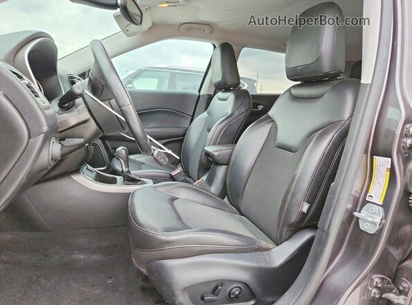 3C4NJCBB8KT658237 2019 JEEP COMPASS Gray Front interior view