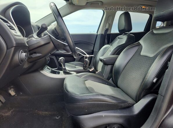 3C4NJCBB9JT471314 2018 JEEP COMPASS Угольный Вид салона спереди