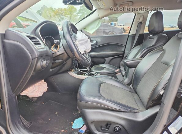3C4NJCBBXHT661357 2017 JEEP COMPASS Black Front interior view