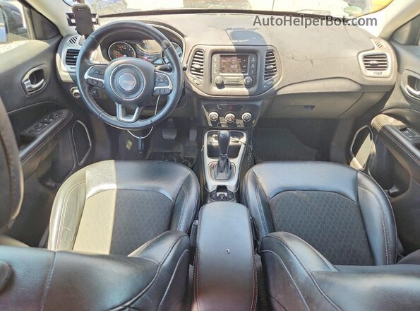 3C4NJCBBXJT194723 2018 JEEP COMPASS Blue Dashboard view