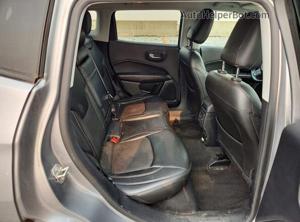 3C4NJCBBXJT287029 2018 JEEP COMPASS Silver Vista interior trasera