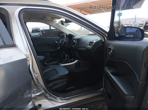3C4NJCBBXKT788813 2019 JEEP COMPASS Silver Widok wnętrza z przodu