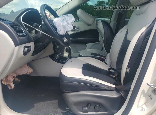 3C4NJCCB1KT699078 2019 JEEP COMPASS White Widok wnętrza z przodu