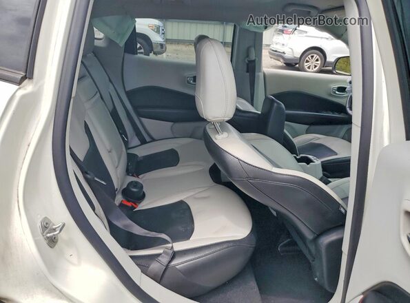 3C4NJCCB1KT699078 2019 JEEP COMPASS White Widok wnętrza z tyłu