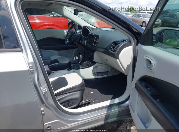 3C4NJCCB1MT539107 2021 JEEP COMPASS Серый Вид салона спереди