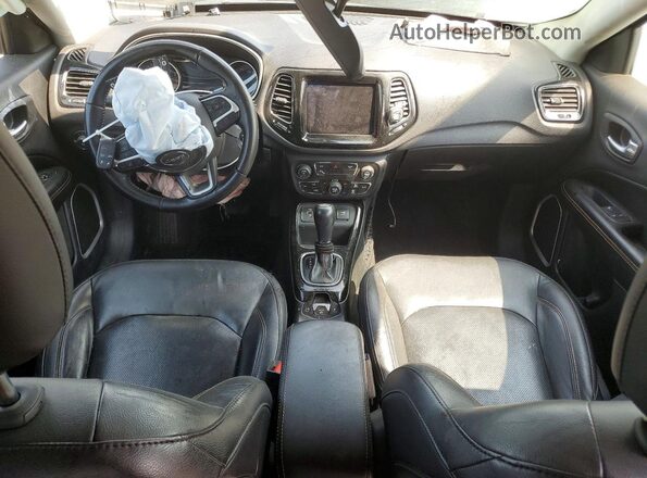 3C4NJCCB3JT204569 2018 JEEP COMPASS Серебряный Вид панели приборов