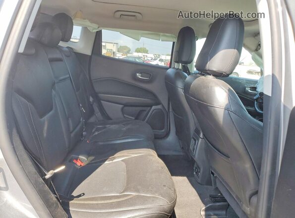 3C4NJCCB3JT204569 2018 JEEP COMPASS Серебряный Вид задней части салона