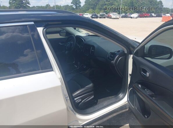 3C4NJCCB3JT361664 2018 JEEP COMPASS White Вид салону спереду