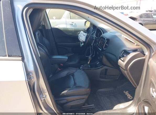 3C4NJCCB3JT406053 2018 JEEP COMPASS Silver Вид салону спереду