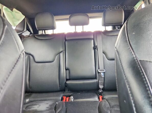3C4NJCCB4LT250446 2020 JEEP COMPASS White Widok tylnych siedzeń