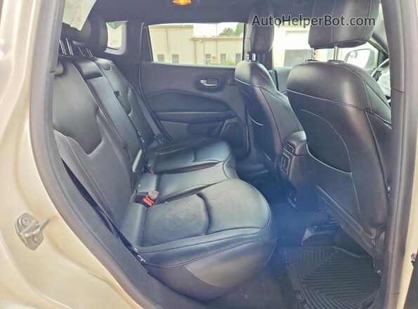 3C4NJCCB4LT250446 2020 JEEP COMPASS White Widok wnętrza z tyłu
