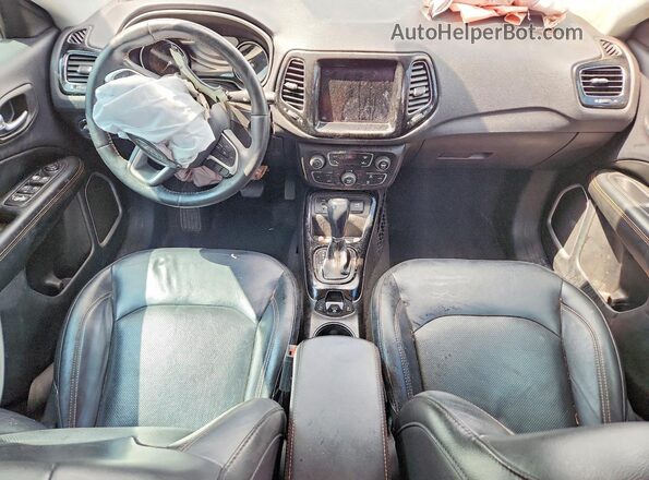 3C4NJCCB6JT357883 2018 JEEP COMPASS Red Widok deski rozdzielczej