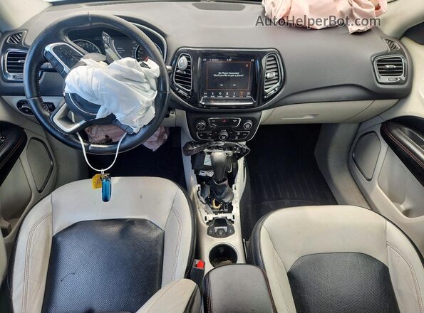 3C4NJCCB7JT211492 2018 JEEP COMPASS Silver Widok deski rozdzielczej